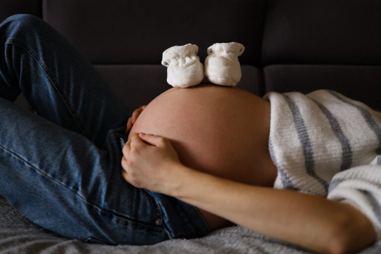 Domowa sesja ciążowa